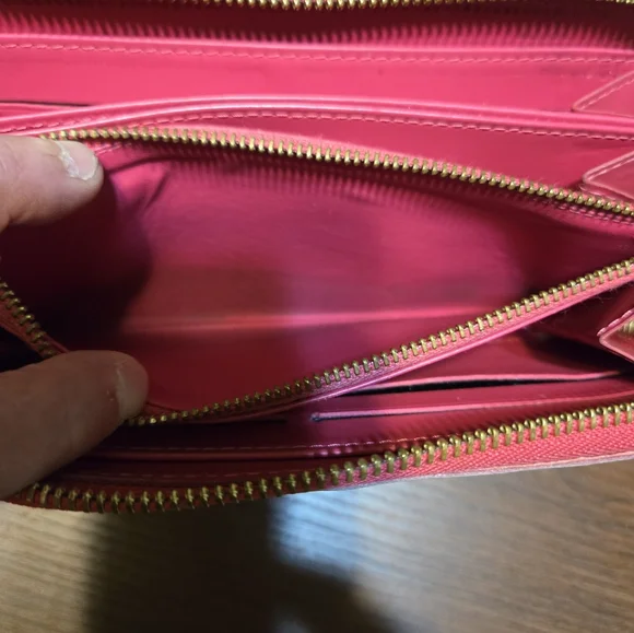HTF!! Authentic Louis Vuitton pink vernis leather zip wallet in good condition Wallets